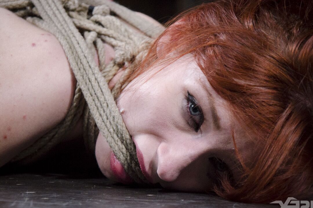 15P La rubia Violet Monroe luce bonitos dedos de los pies rojos mientras está atada