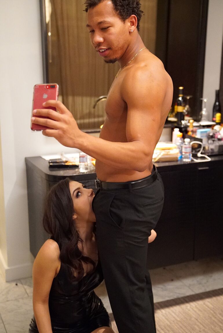 19P La estrella porno morena Valentina Nappi muestra sus naturales y su culo caliente