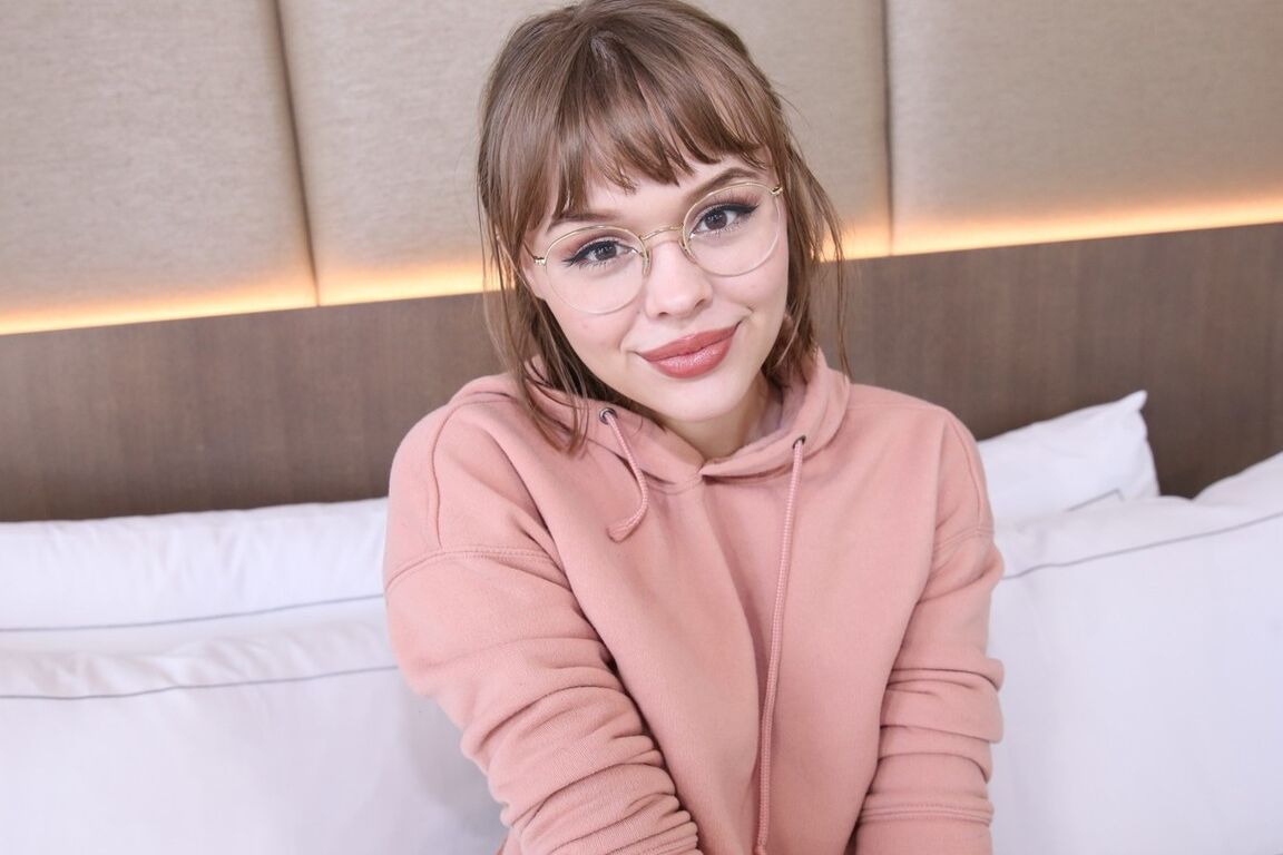 15P かわいい初タイマーのエル・ラブランドがハメ撮りファック中に眼鏡をかける