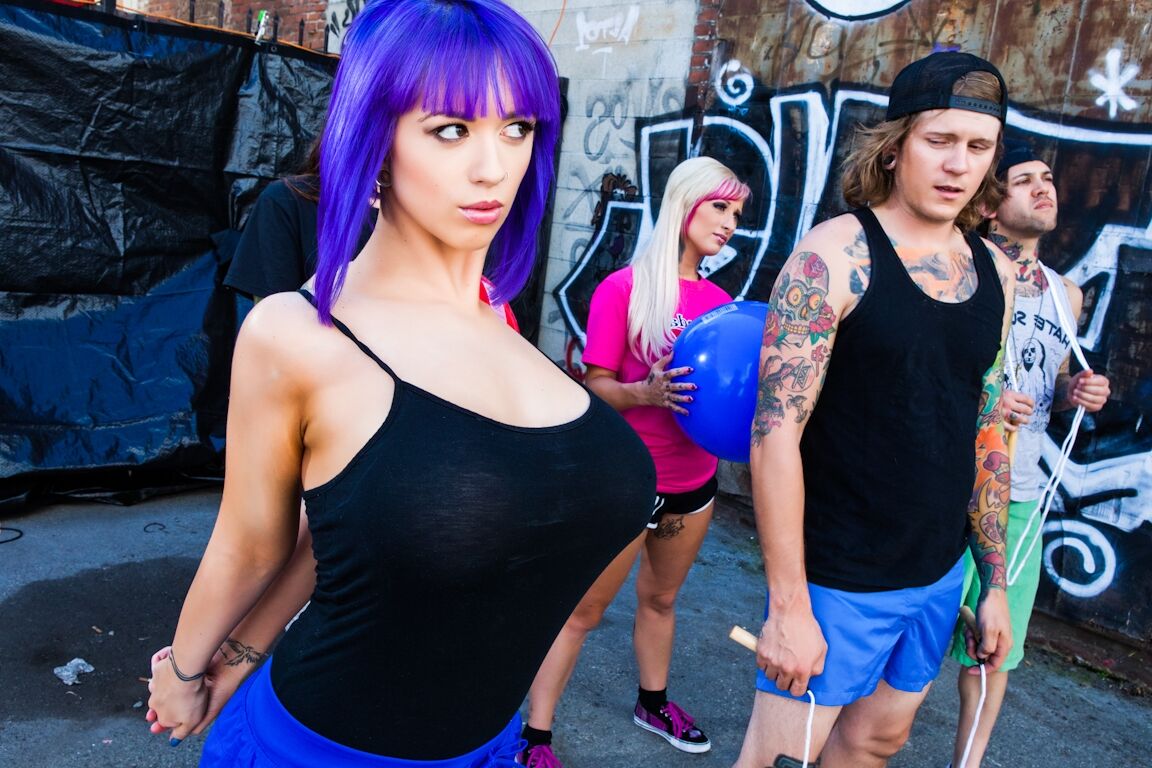 15P Garota gótica peituda Larkin adora fazer foda hardcore e gozada da BBC
