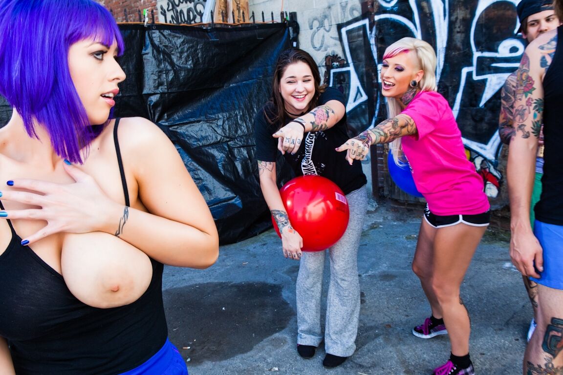 15P Garota gótica peituda Larkin adora fazer foda hardcore e gozada da BBC