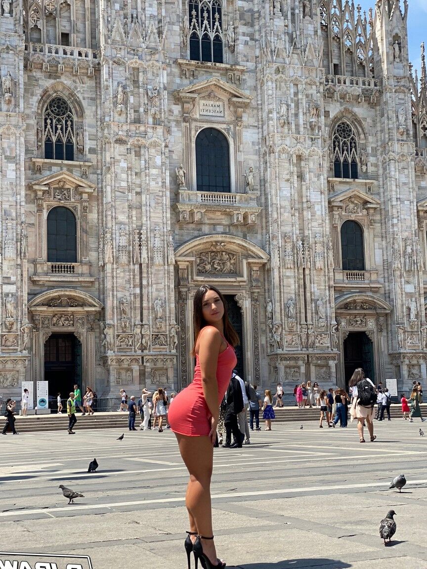 21P Italian Sara Diamante blows a big dick after flaunting her big ass in public