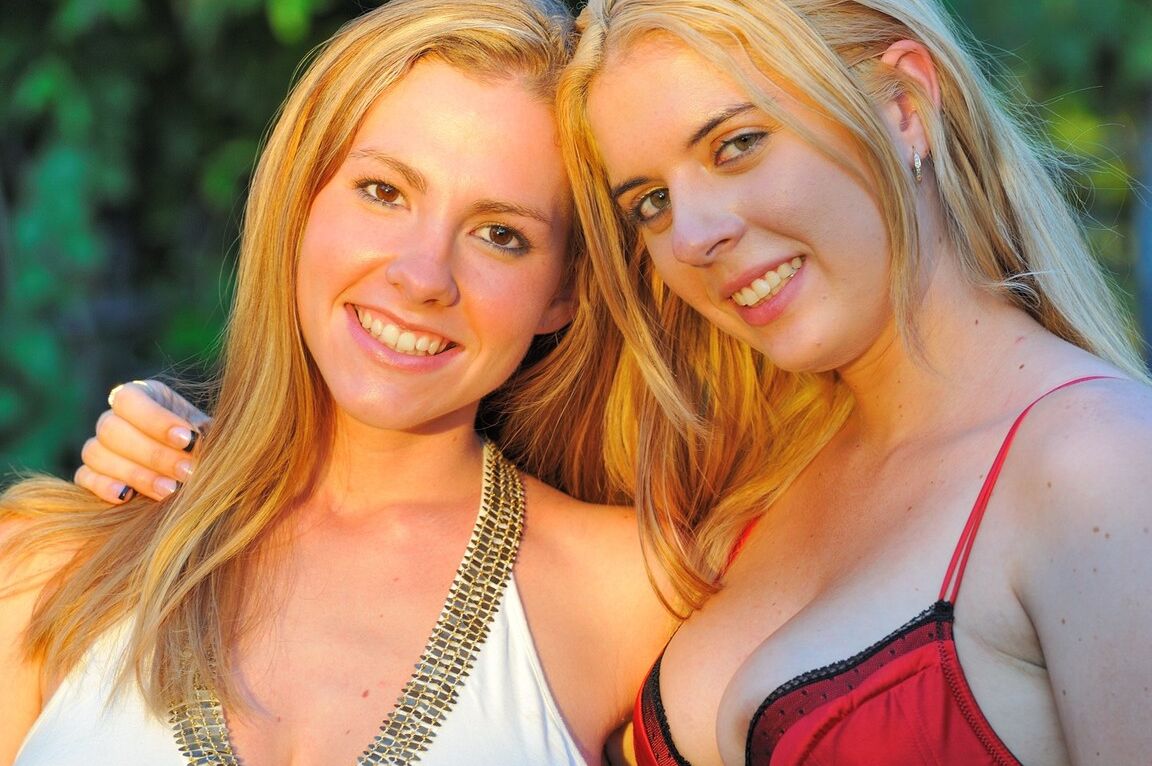 21P Bezaubernde blonde Teenager lecken sich gegenseitig ihre natürlichen Titten und küssen sich gegenseitig