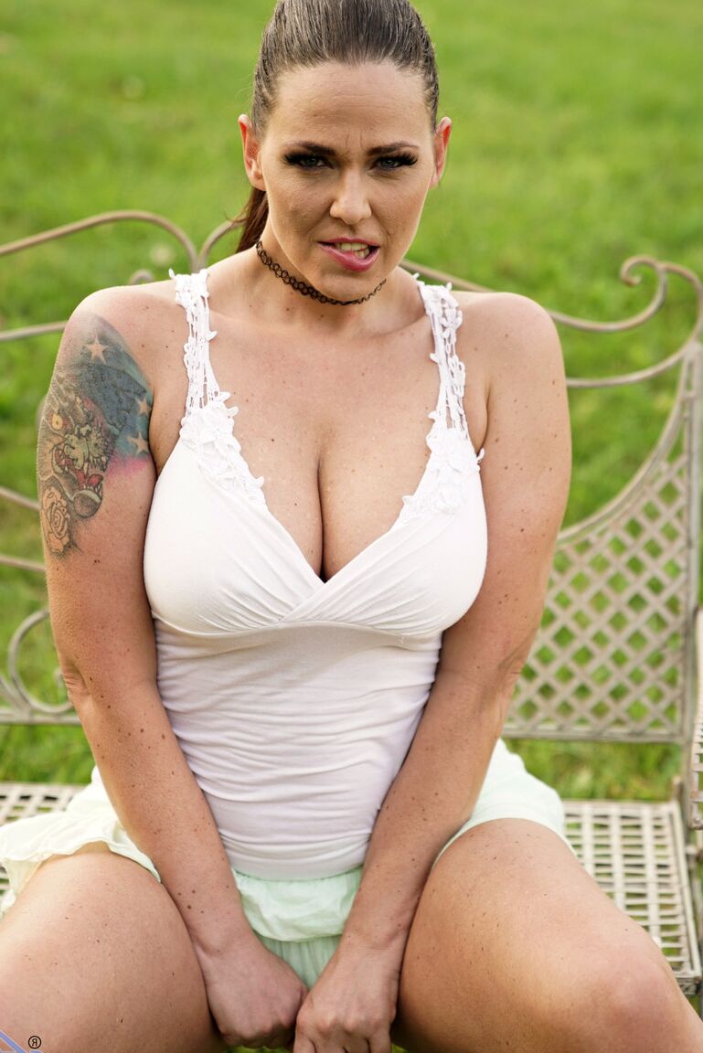 21P La bimbo hongroise aux gros seins Simony Diamond se déshabille