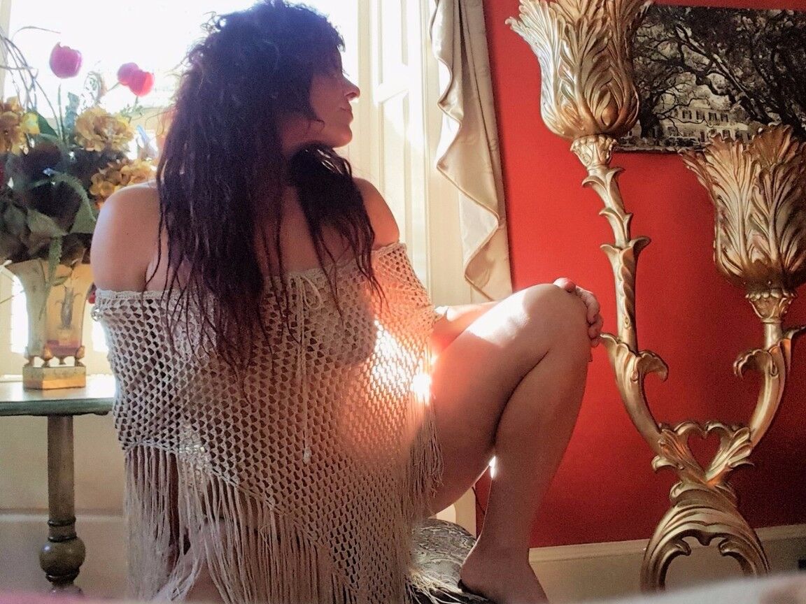 15P Sexy italienische MILF Lady Scarlet zieht ihre sexy silbernen Absätze an und posiert
