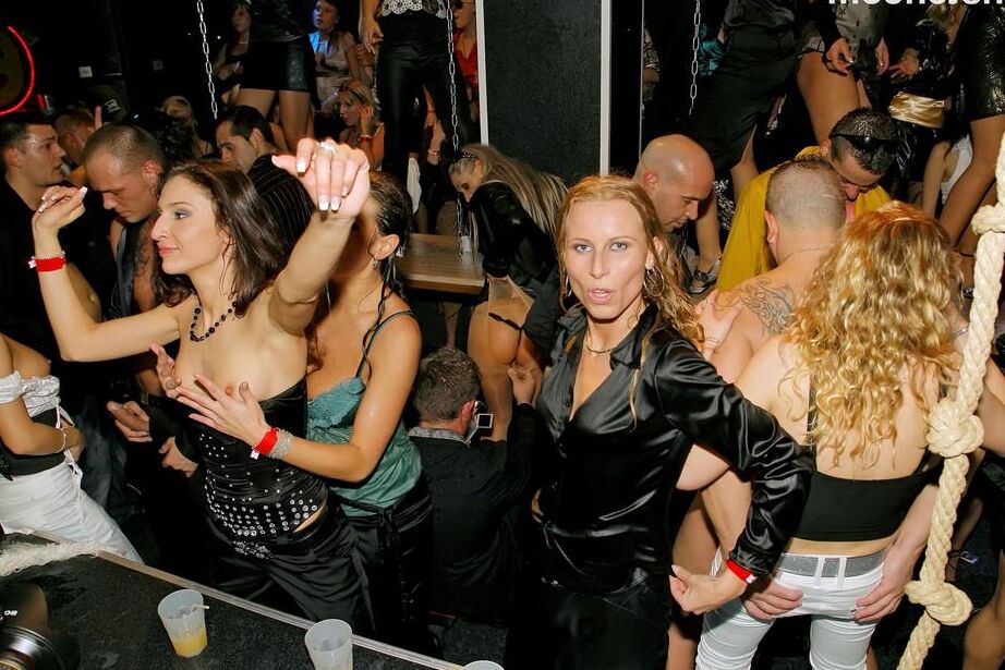 16P Porno hardcore spécial club XXX avec des milfs accros aux grosses bites