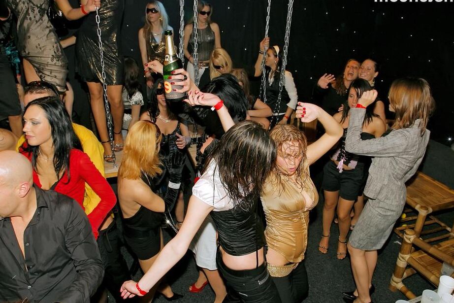16P Porno hardcore spécial club XXX avec des milfs accros aux grosses bites