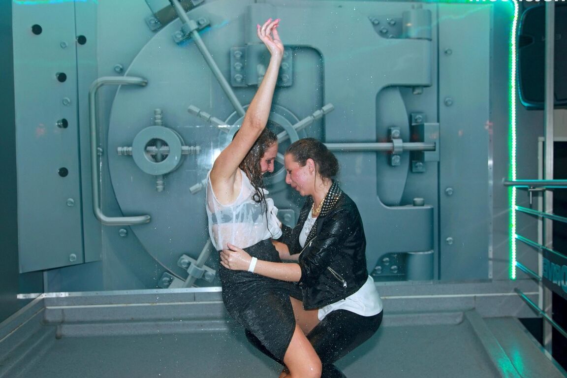 15P 濡れたレズビアンがクラブの服装で踊り、その後、ハンプとキスをする