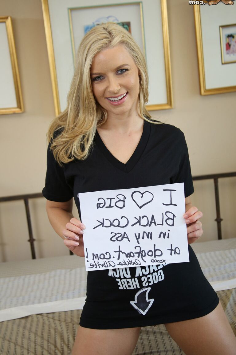 21P Blonde amerikanische Frau Anikka Albrite spreizt sich für einen großen schwarzen Schwanz in ihrem Arsch