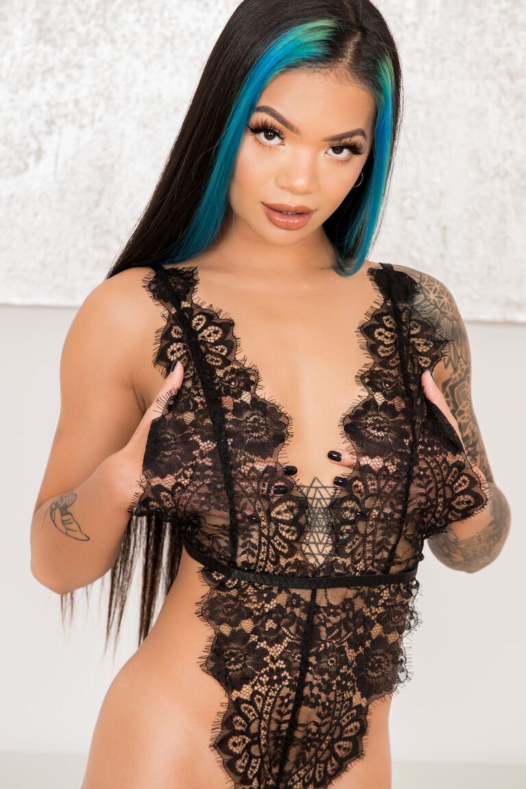 15P La fille sexy Paisley Paige se débarrasse de sa lingerie chaude avant le sexe anal interracial