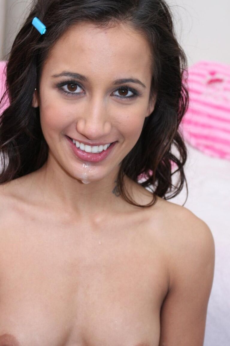 17P Pequeña jovencita de tetas pequeñas Amia Miley mama una polla monstruosa en POV
