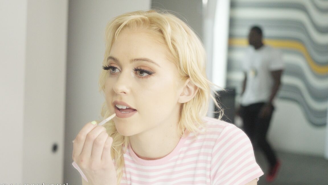 15P La rubia Chloe Cherry sopla burbujas de semen después del sexo anal interracial