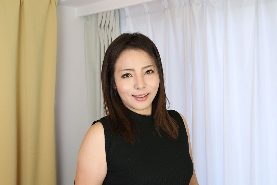 20P Mulher asiática com tesão Maki Kozue fica com sua buceta peluda cremosa depois de sexo sensual