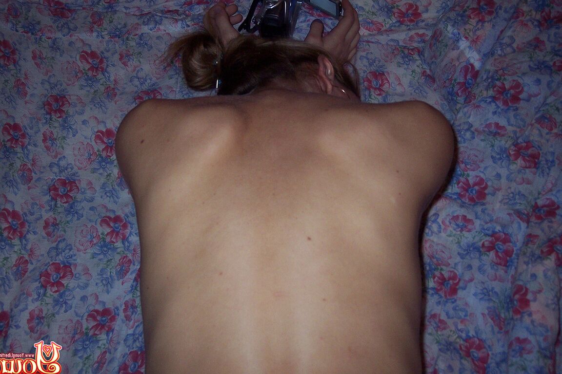 16P Amateur-Teenager-Freundin Simona erlaubt ihrem Freund, Muschifick in heißer Nahaufnahme zu fotografieren