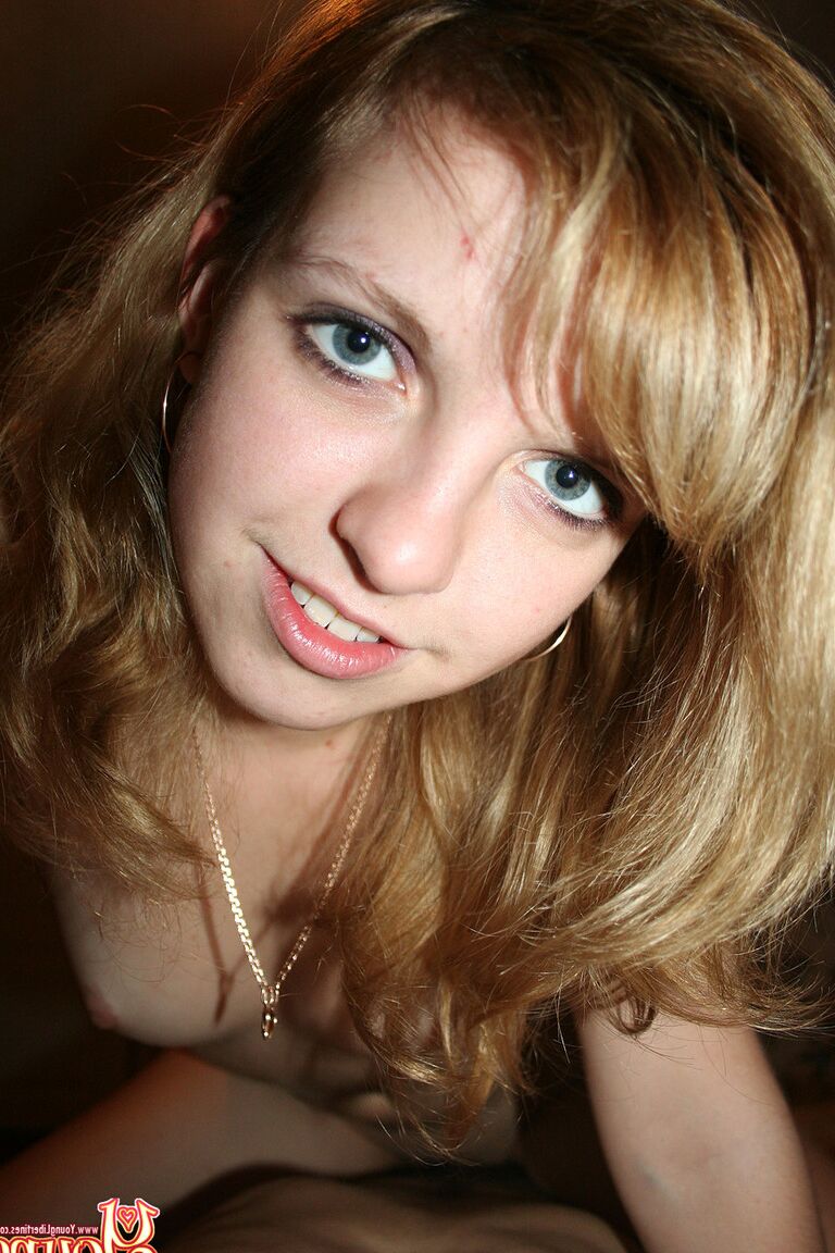 16P Amateur-Teenager-Freundin Simona erlaubt ihrem Freund, Muschifick in heißer Nahaufnahme zu fotografieren