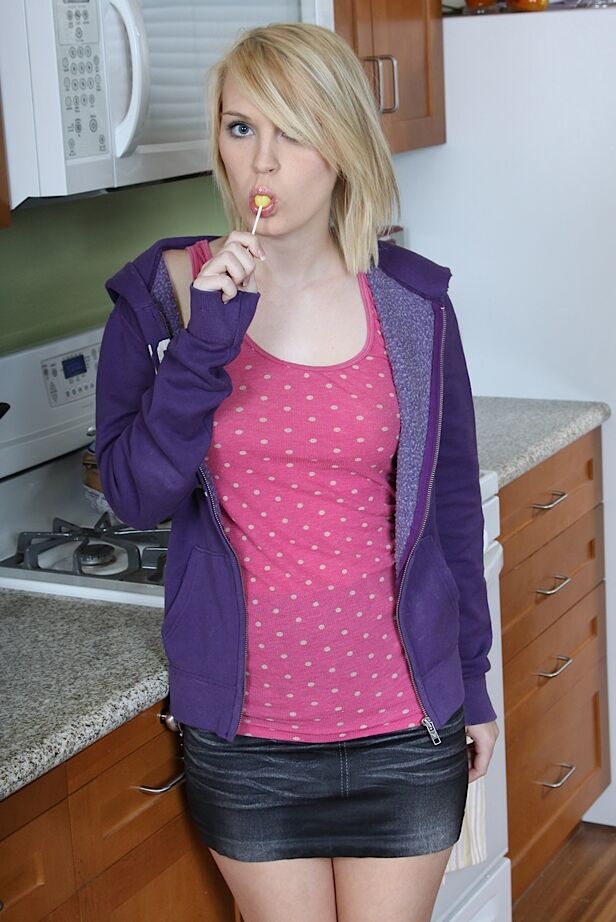 16P Das zufriedene und glückliche Teenie-Babe Amanda Bryant dreht einen tollen Amateurfilm