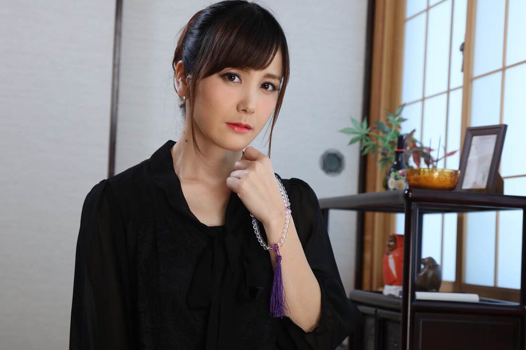 20P Esposa asiática com peitos lindos Saori Okumura cavalga pau com sua vagina aparada