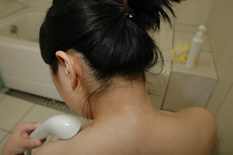 16P MILF asiatique impertinente avec la chatte poilue Haruka Fukuda prenant une douche