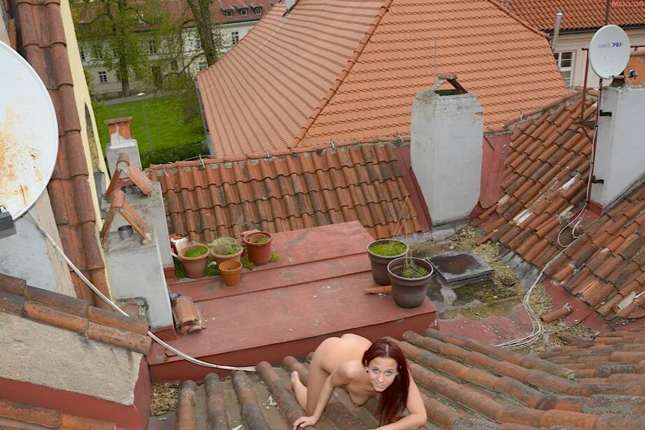 16P Redhead amateur with shaved slit Terry Red posing naked on the roof