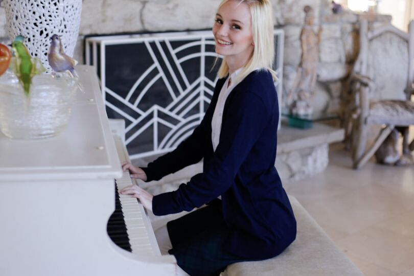 16P Innocent blonde Sammie Daniels is playing piano during undressing