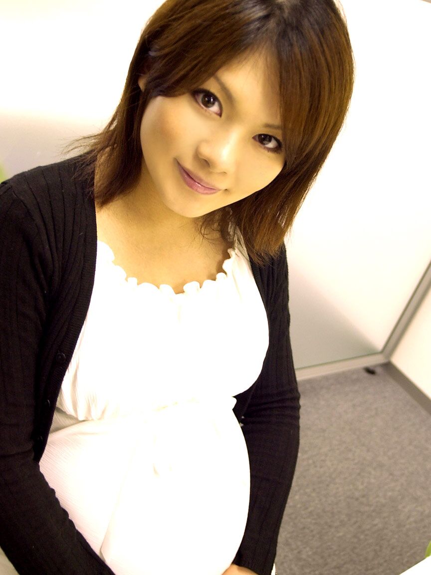 12P La belleza japonesa embarazada Yuri Mizukami follada por su coño peludo en POV