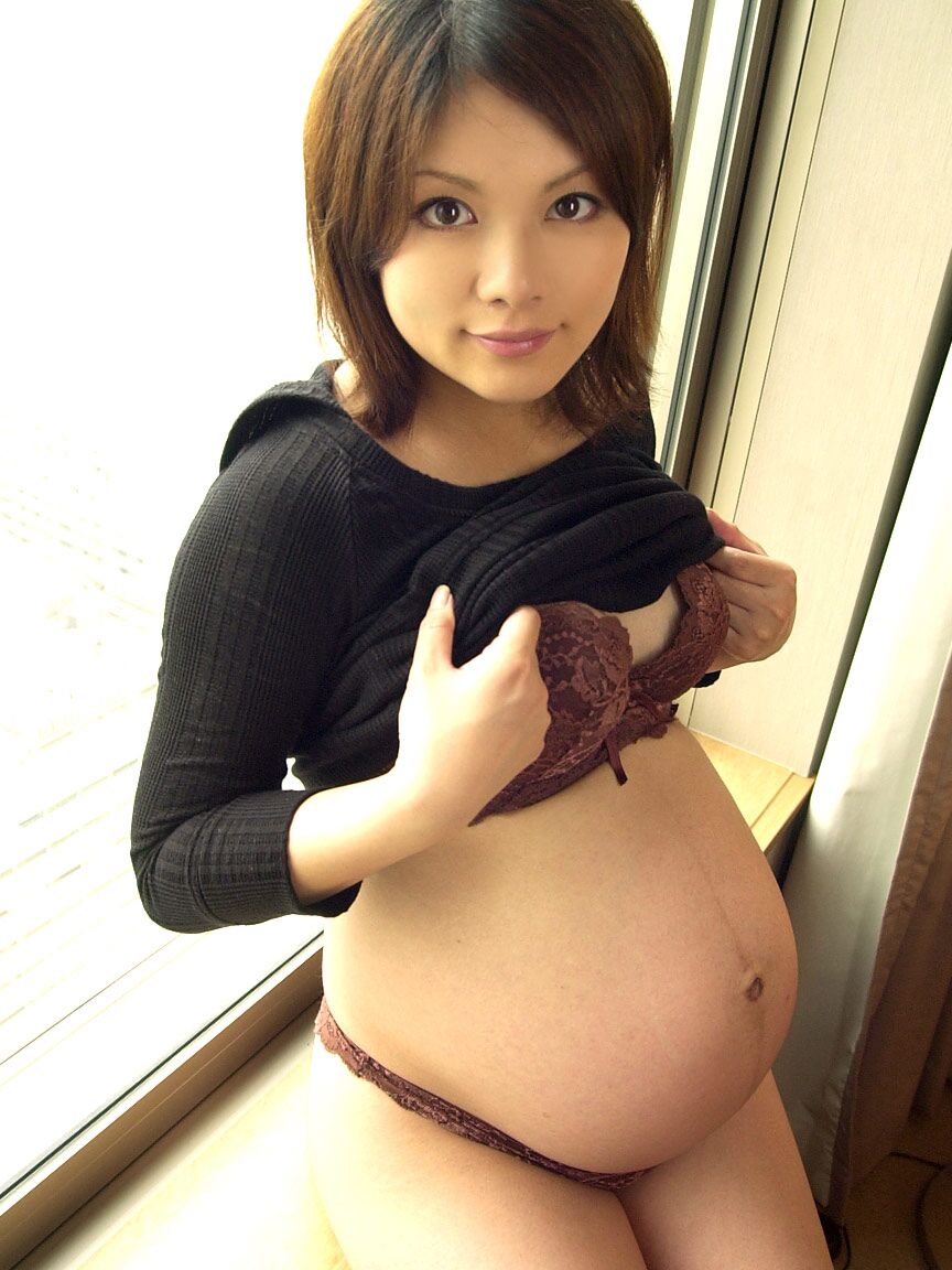 12P La belleza japonesa embarazada Yuri Mizukami follada por su coño peludo en POV