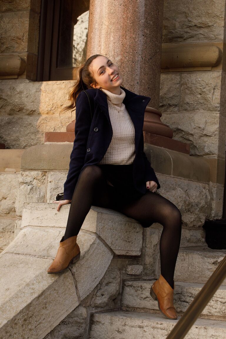 12P A adolescente universitária Mallory Christopher exibindo seus seios naturais