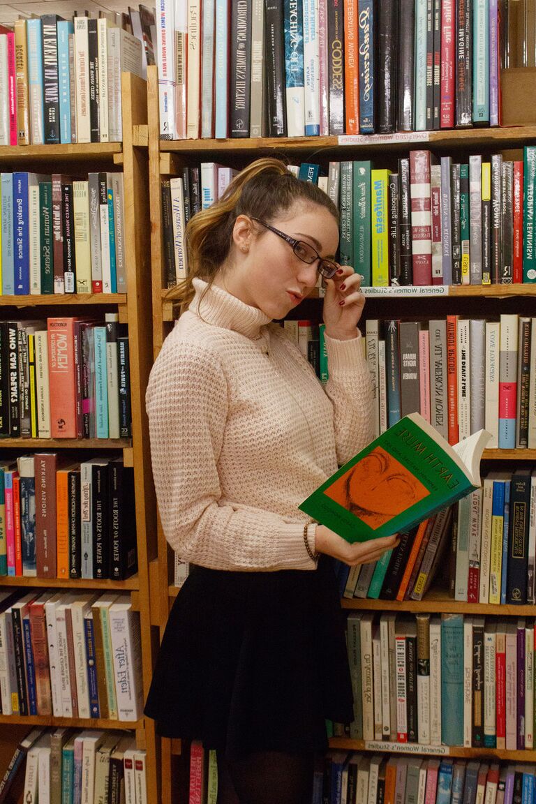 12P A adolescente universitária Mallory Christopher exibindo seus seios naturais