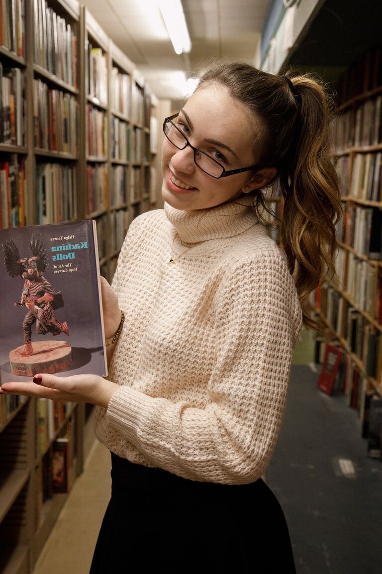 12P A adolescente universitária Mallory Christopher exibindo seus seios naturais