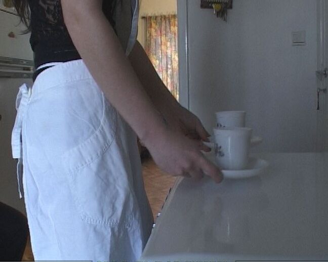 17P 若いブルネットのメイドが年配の男性数人に唾を吐きかけられる