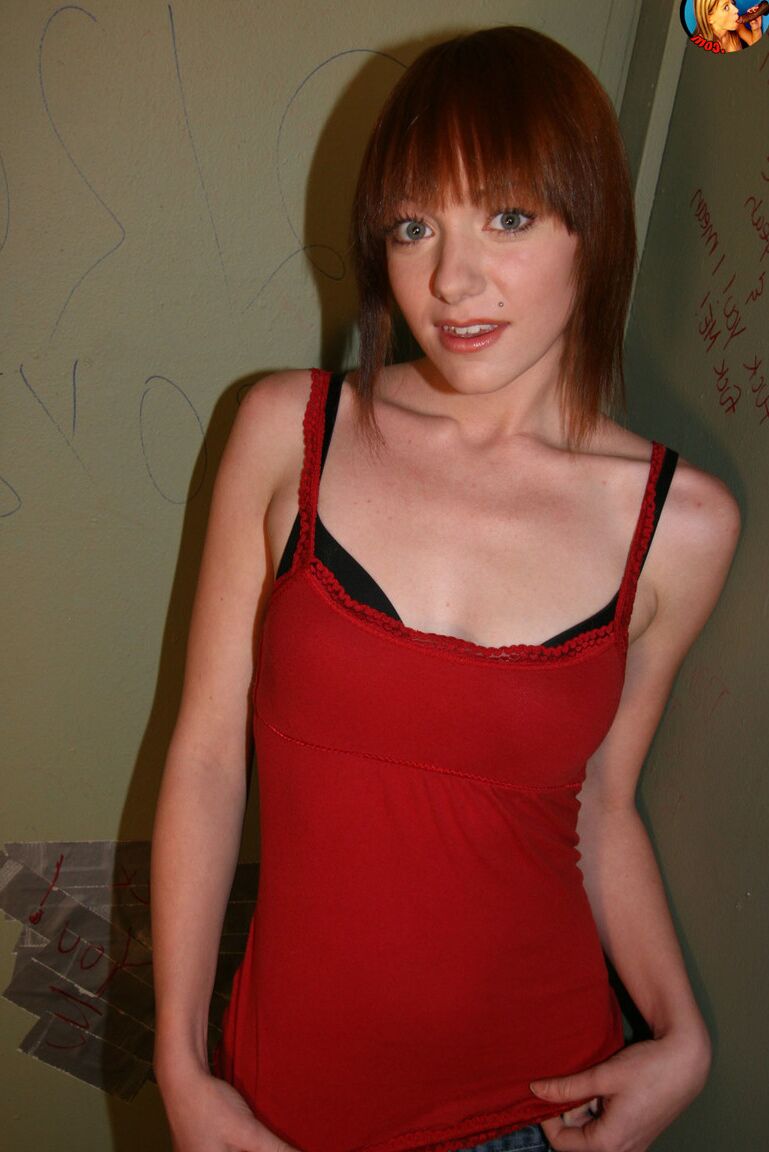 20P Beau Marie, une jeune rousse élancée avale du sperme après avoir sucé une BBC au Gloryhole