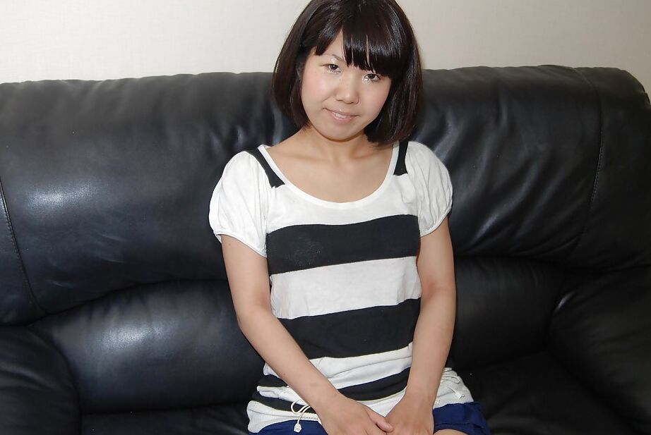 16P La juguetona adolescente asiática Aya Takemura se desnuda y juega con sus juguetes sexuales