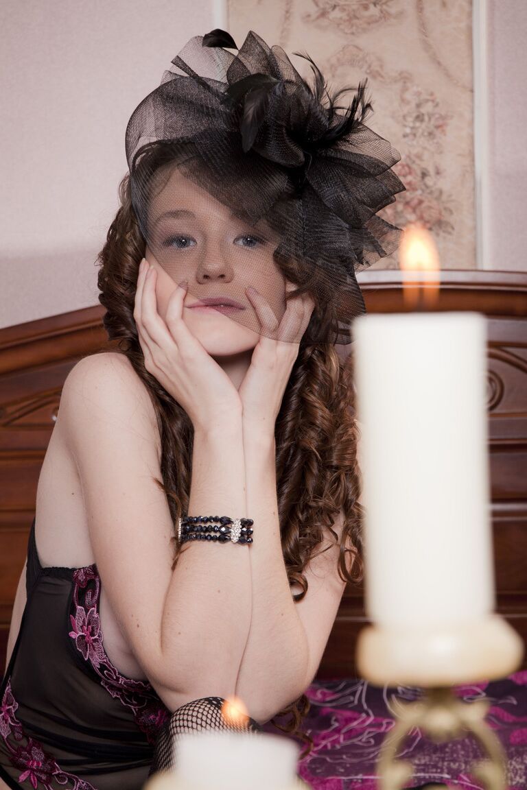 18P La adorable y seductora joven Emily Bloom se masturba su hermoso coño en rejilla