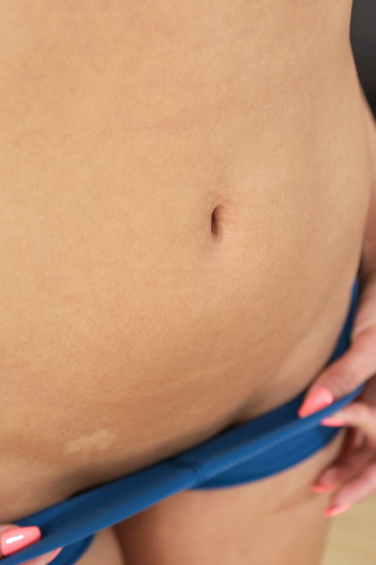18P La dulce y sonriente Kara Faux se pela para que le den crema en el coño afeitado sobre la estera de yoga
