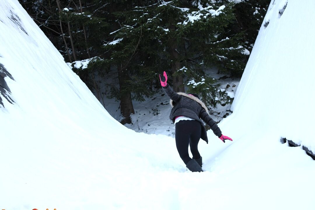 15P Barely legal brunette rubs her pussy on a snowy day behind a cabin in woods