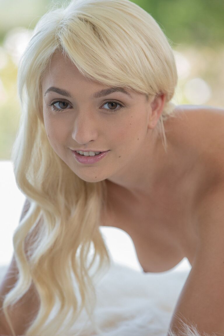 21P Adolescente rubia con un gran culo Eliza Jane chupa una gran polla negra