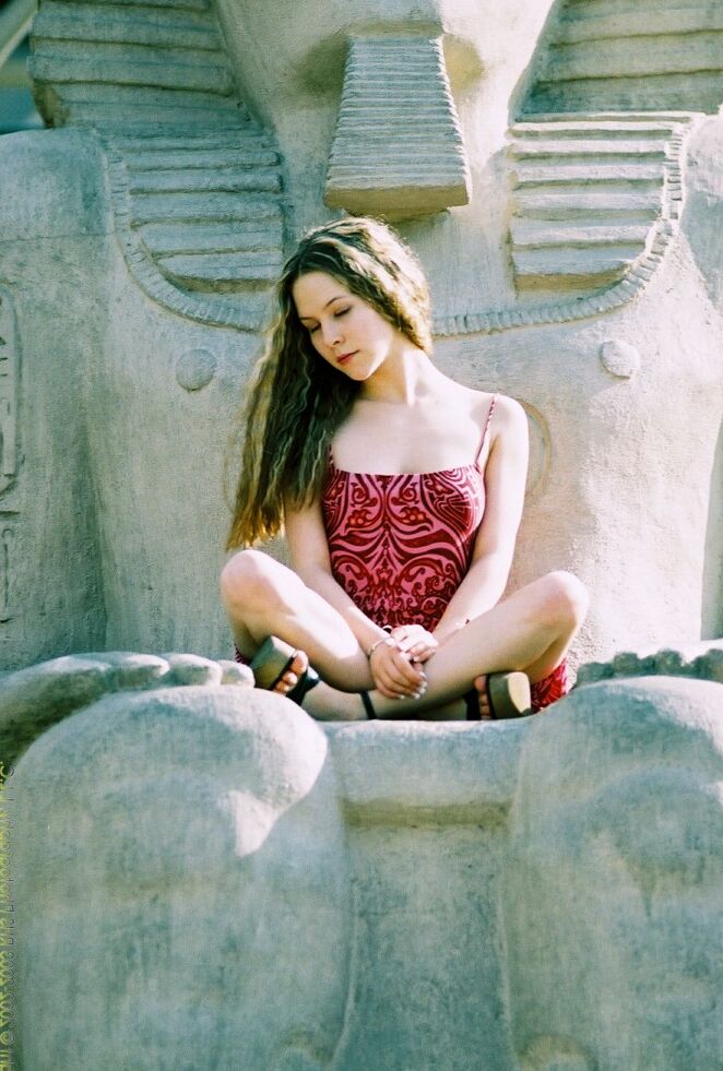 20P Vixen amateur sauvage en robe moulante Fiona exhibant son castor innocent en public