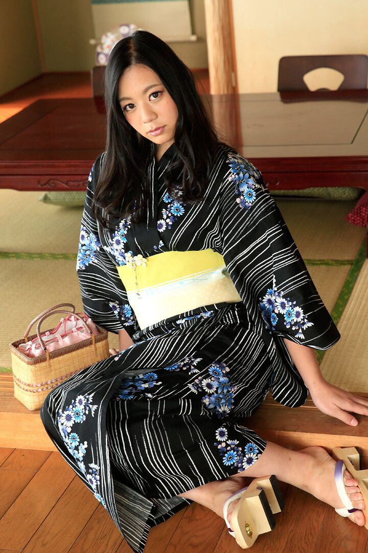 Chicas japonesas 20P con cuerpos delgados y sexys chupan y follan apasionadamente