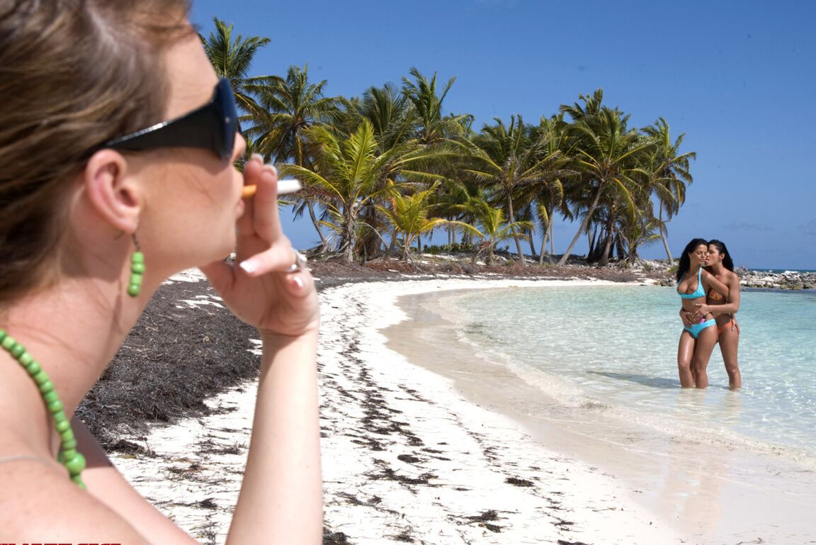 12P Lesbianas calientes con consoladores en sus coños después de quitarse las bragas en una playa tropical