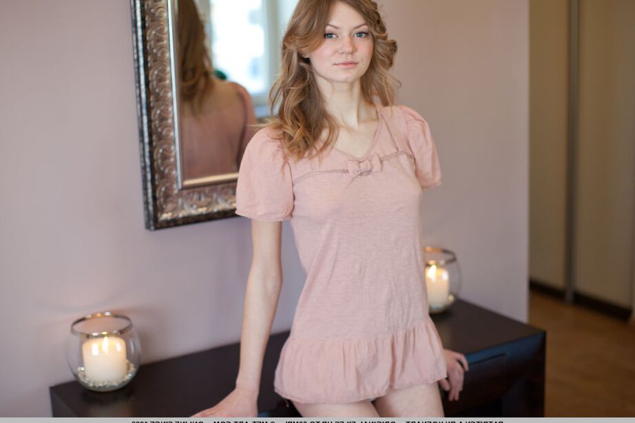 18P La jeune sexy Patritcy A enlève sa robe courte pour s'étaler nue sur la table du hall