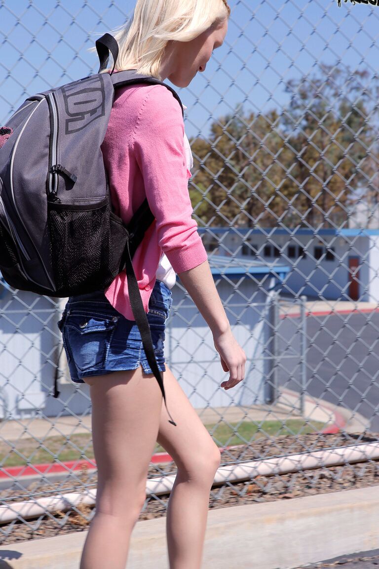 17P A adolescente loira Sammie Daniels dá um belo passeio depois de terminar as aulas