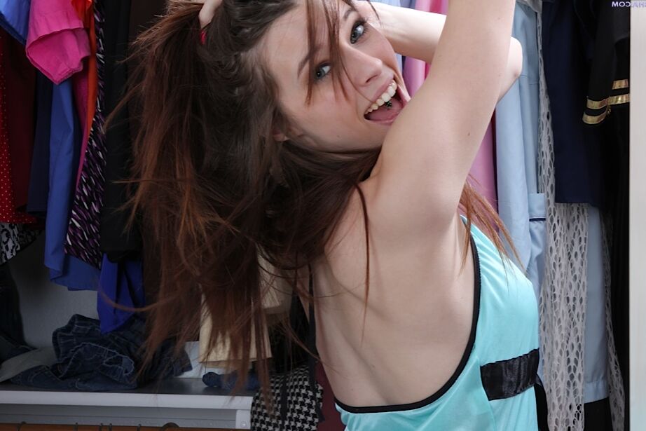 16P La joven amateur de piel lechosa Susie Randolph se abre de piernas sobre el armario