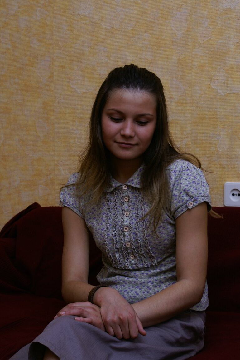 21P A deliciosa adolescente Albina B se livra das roupas e lentamente toca seu pedaço