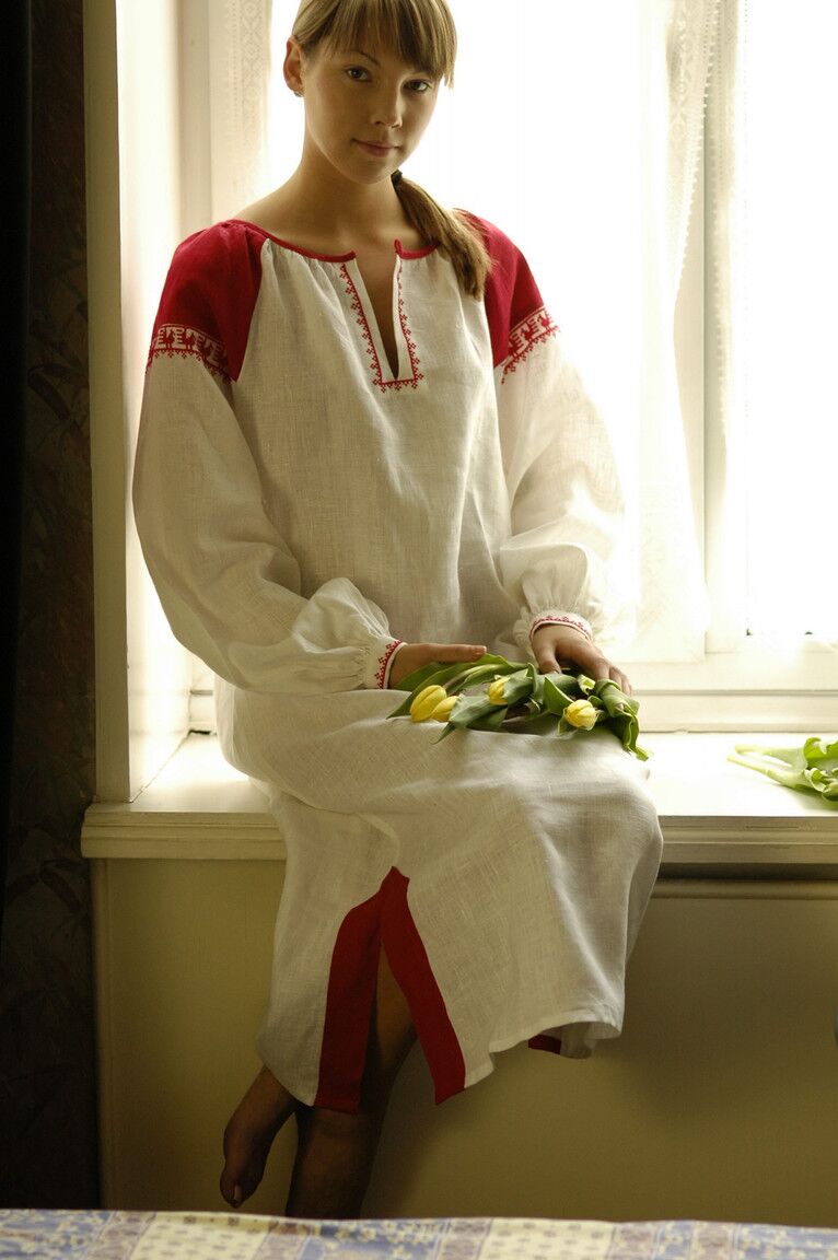 19P Innocent Zoe A tira seu vestido tradicional para mostrar seu corpo adolescente nu