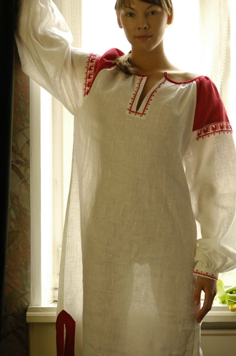 19P Innocent Zoe A tira seu vestido tradicional para mostrar seu corpo adolescente nu