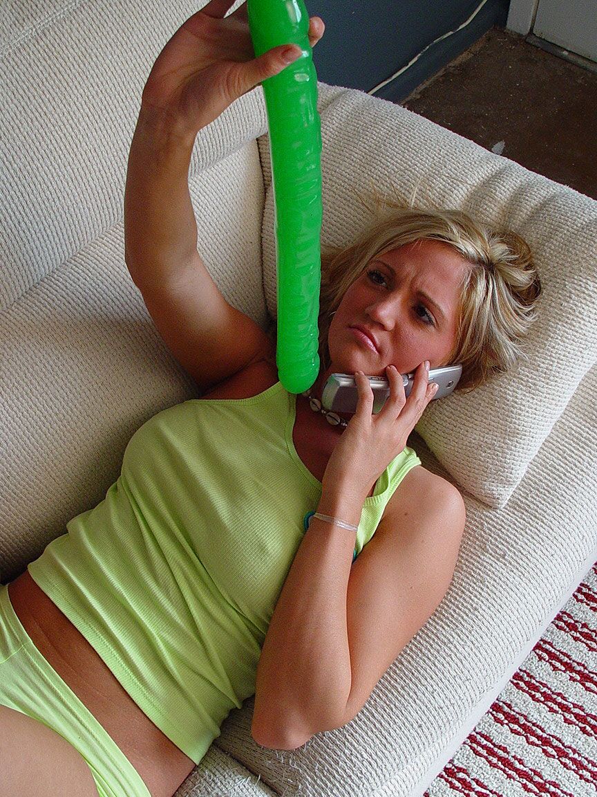 19P Adolescente travesso Spring Thomas transando com um enorme brinquedo sexual verde na cama