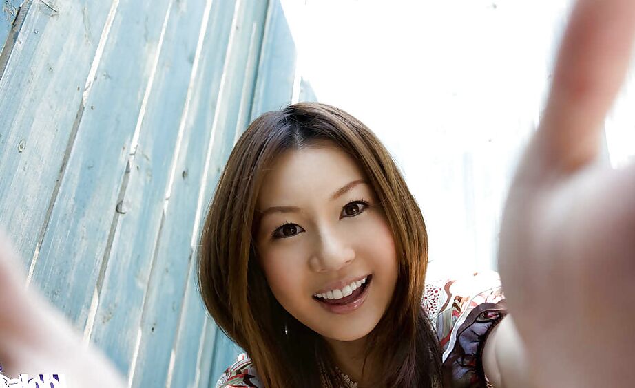 15P La monada asiática sonriente Tatsumi Yui desnudándose lentamente