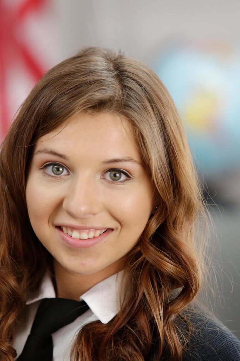 18P Sweet brunette coed in short skirt Ariana Grand exposes tits & twat in class