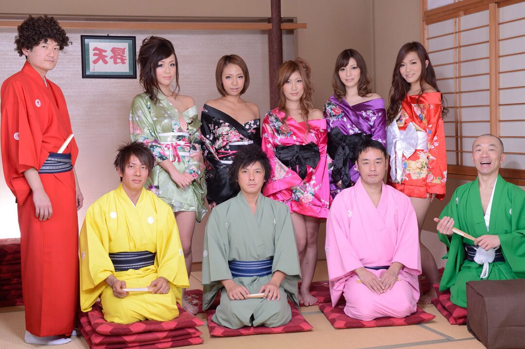 20P Petite japonesas tiram a roupa e são fodidas por seus amantes com tesão