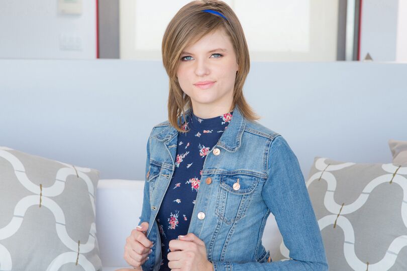 16P La linda e inocente jovencita Scarlett Fever desnudando su pequeño cuerpo